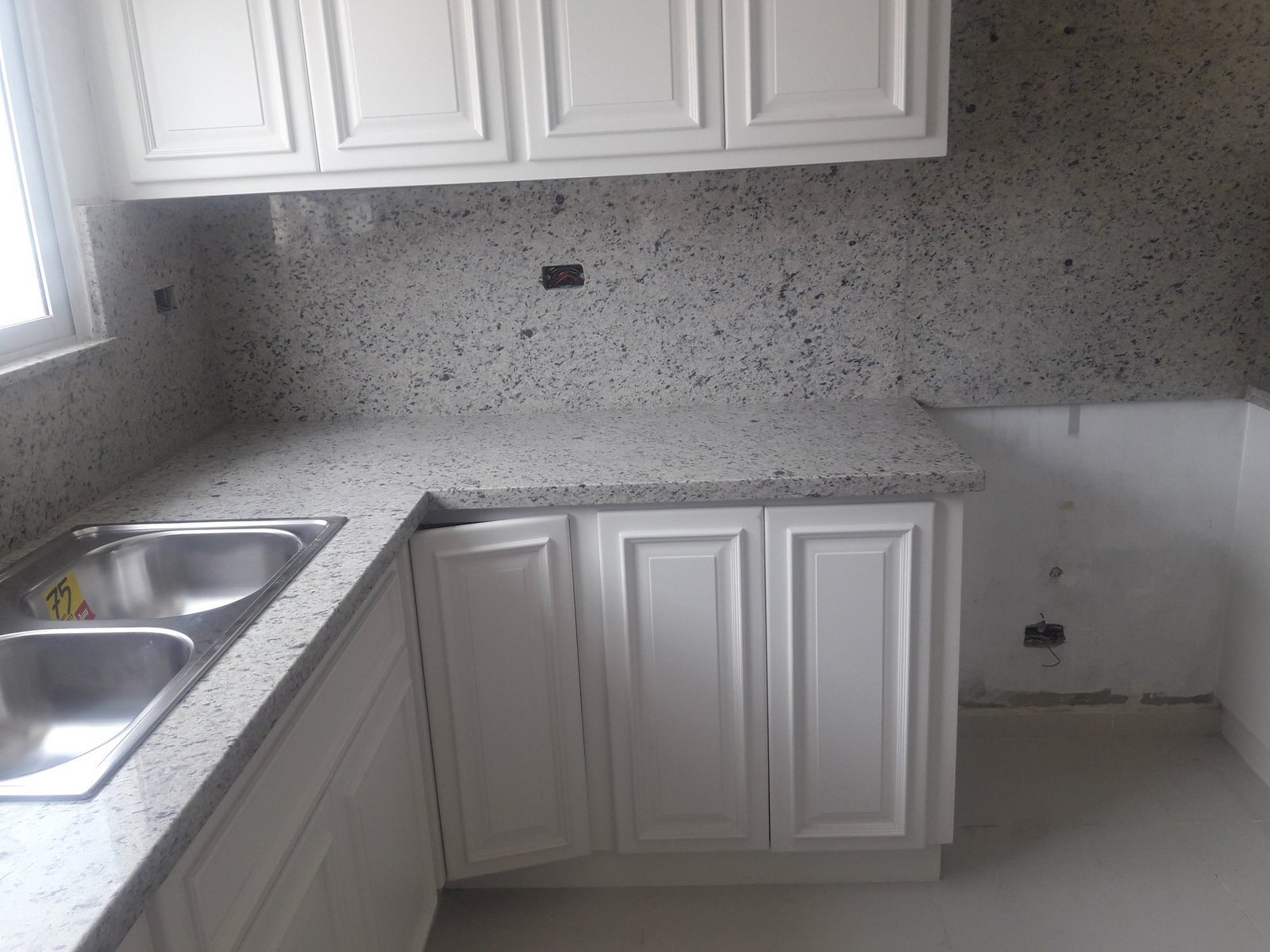 Obra entregada por Grupo Argamax — Tope de cuarzo blanco