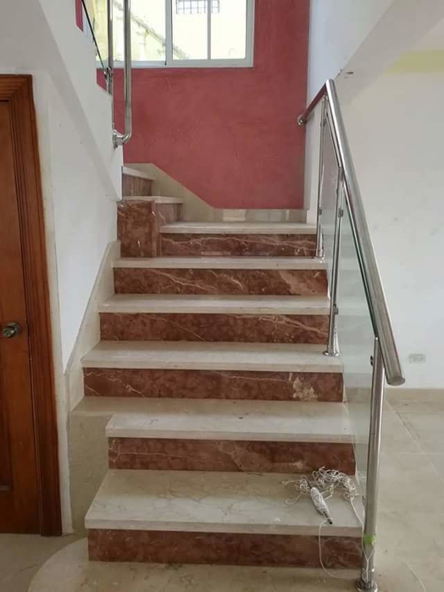 Obra entregada por Grupo Argamax — Escalera enchapada