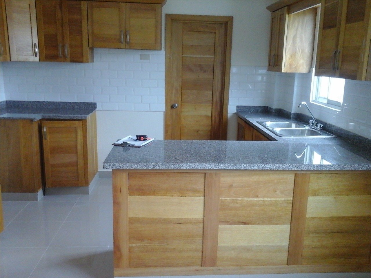 Obra entregada por Grupo Argamax — Comedor con mesa en piedra