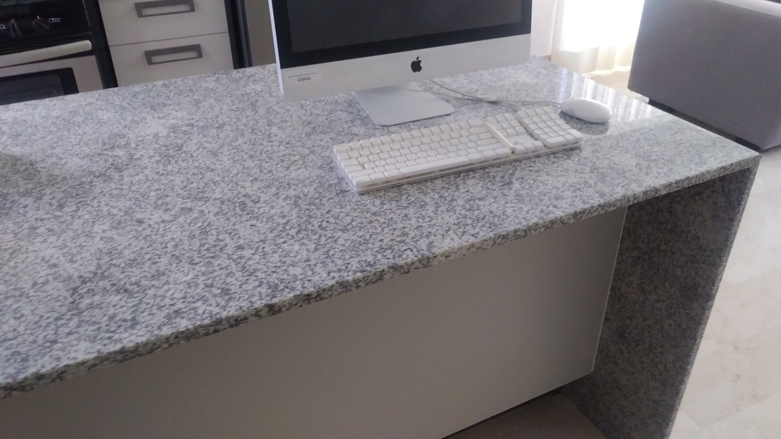 Obra entregada por Grupo Argamax — Encimera pulida espejo