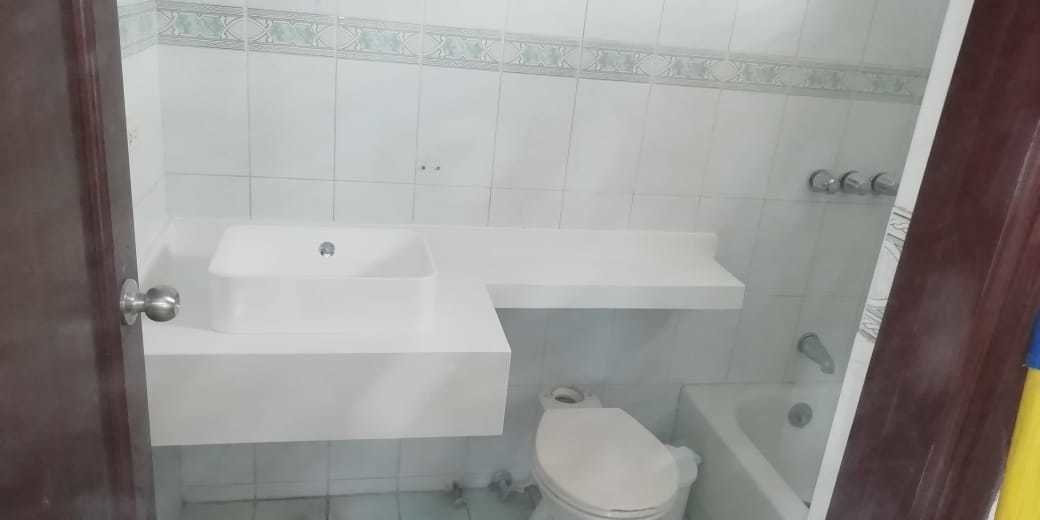 Obra entregada por Grupo Argamax — Encimera en cuarzo blanco