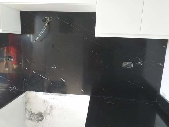 Obra entregada por Grupo Argamax — Vanity doble en mármol